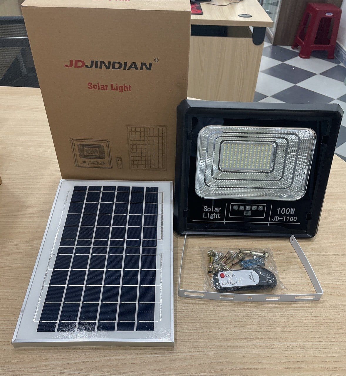 Đèn pha led năng lượng mặt trời 100W JD-T100